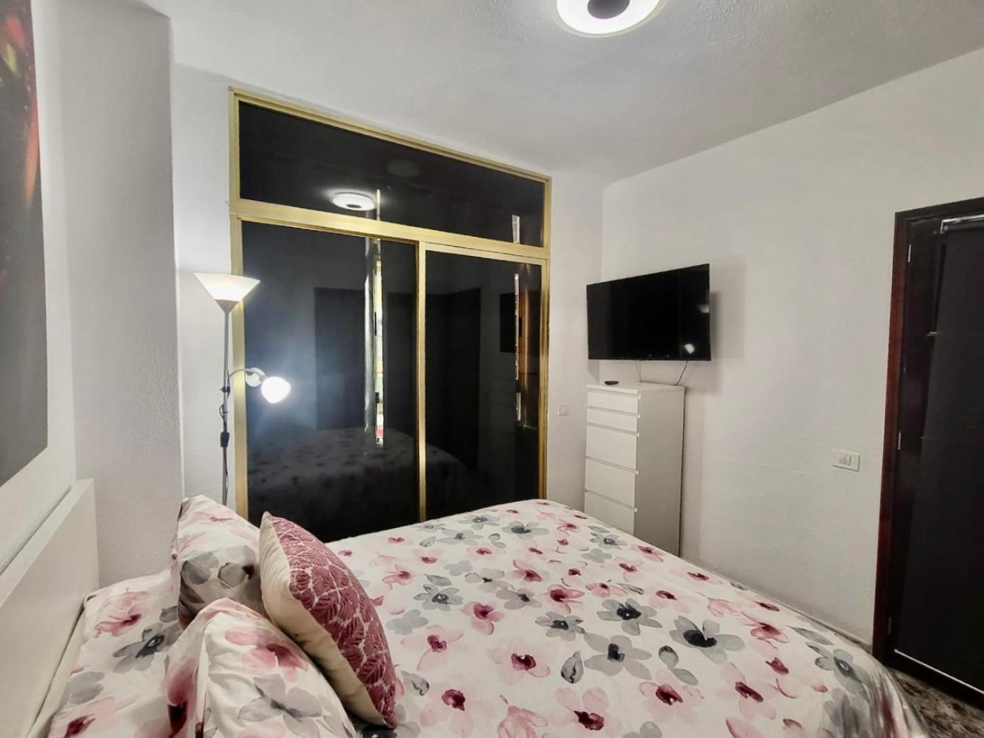 Affordable Holiday Accommodation For Large Families And Groups At Las Canteras Beach With 3 Bedrooms And Free Parking Лас-Пальмас-де-Гран-Канария Экстерьер фото